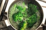 cooking-fresh-broccoli-spears-in-a-pan-of-boiling-water-on-top-of-stove-cooker-hob-nominated_t20_NGQQZQ