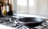 empty-clean-frying-pan-on-a-stove-in-the-modern-kitchen_t20_pRo6E1